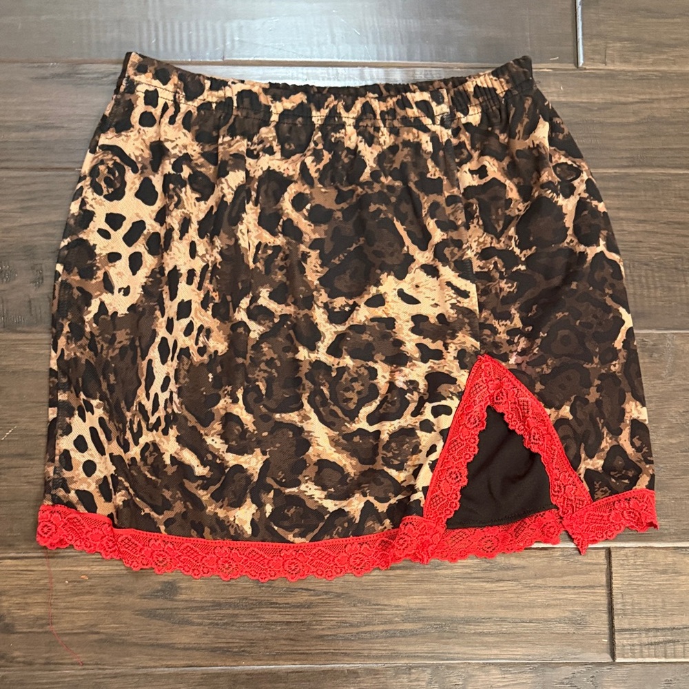 Boohoo mini skirt leopard red lace
